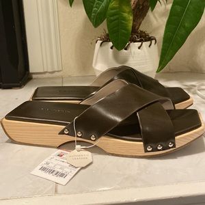 Zara leather Kaki wooden sandals. Made in Spain